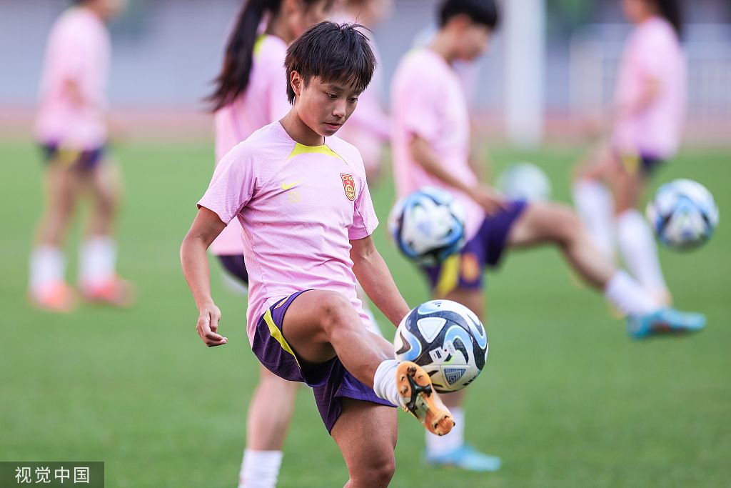 瑞士女足队员获赛季最佳球员奖(瑞士女足队员获赛季最佳球员奖项)