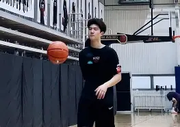 三亿体育官网-偰李永炜分享休赛期动态：当在球局上对位自己的好朋友