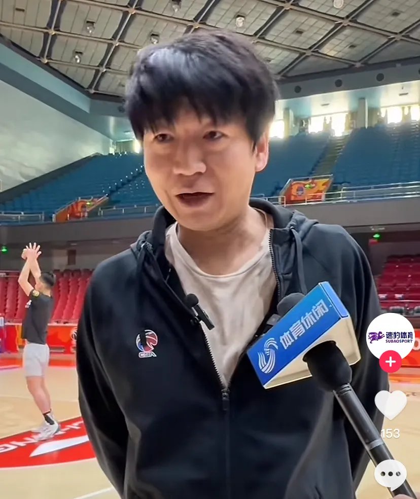 邱彪安排年轻队员晚上加练投篮教练组要一起参加