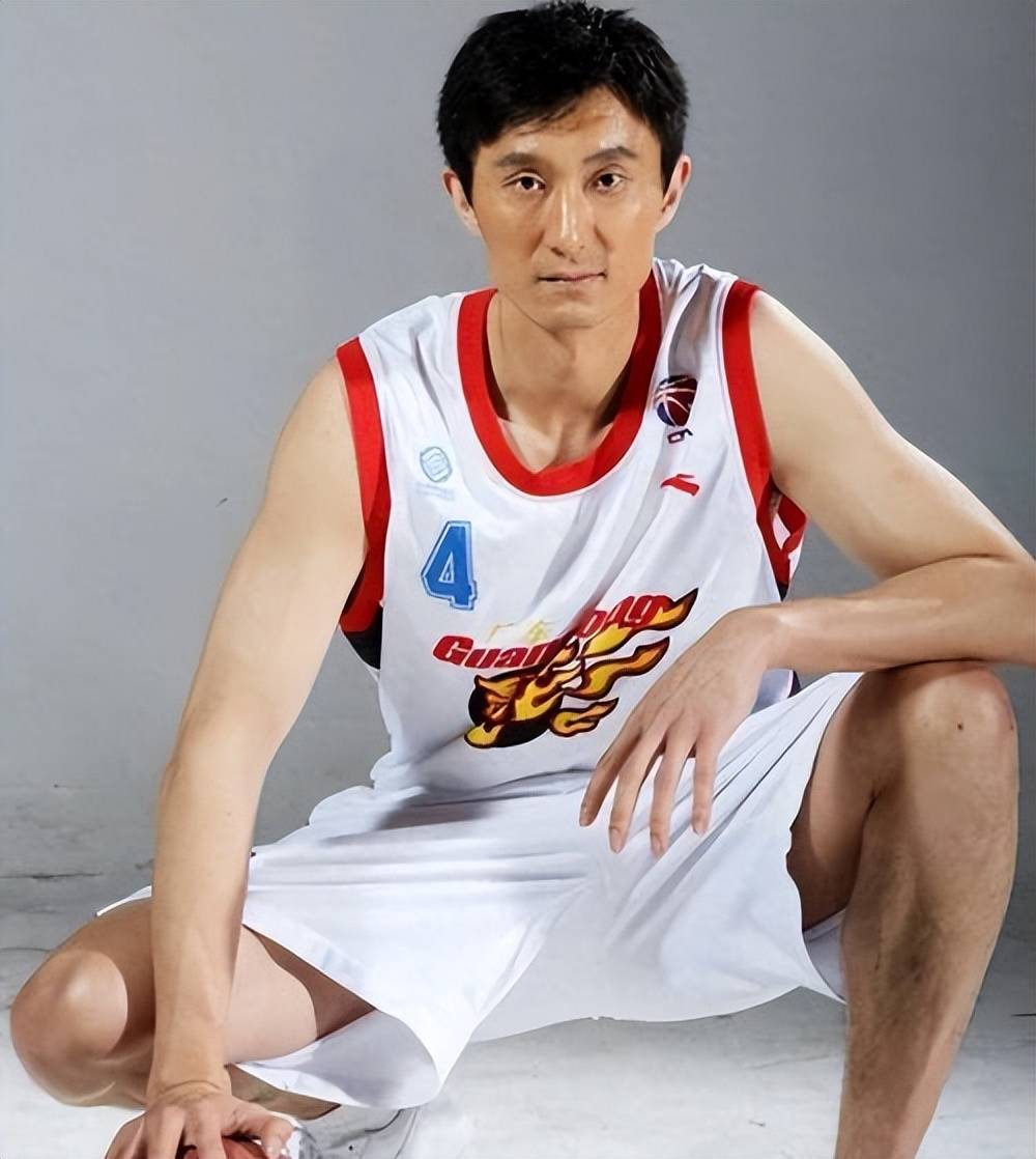 完爆澳大利亚+碾压日本！广东冠军中锋打成亚洲霸主，或挤走徐昕